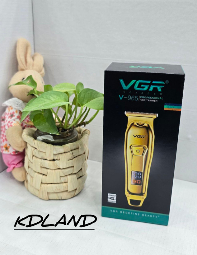 ماشین اصلاح ویجیار مدل VGR‑965 یک دستگاه اصلاح حرفهای و پرقدرت است که با طراحی ارگونومیک و تیغههای فولادی دقیق، اصلاحی صاف، یکنواخت و بدون کشیدگی مو ارائه میدهد. این مدل برای استفاده آرایشگران حرفهای و مصرفکنندگان خانگی طراحی شده و برای خطزنی، صفر کردن، و مرتبکردن ریش و سر مناسب است. وجود منبع تغذیه شارژی با باتری قابلاعتماد به همراه قابلیت استفاده همزمان با برق باعث میشود این محصول در هر شرایطی قابلاستفاده باشد. توان عملکرد بالا، تیغههای ضدزنگ و وزن سبک آن را به یکی از محبوبترین ماشینهای اصلاح تبدیل کرده است.